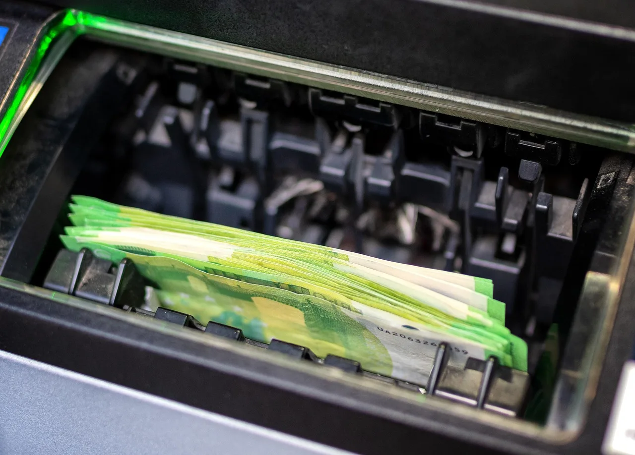 Controllo automatico sui prelievi in contanti dal 1° dicembre, modifica delle normative finanziarie.
